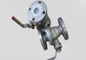 Industrial ball valve for fluid flow control in mechanical and piping systems
