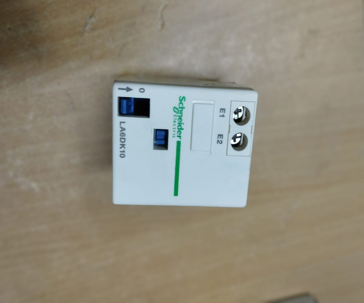 Schneider Electric TeSys LA6DK10M mechanical auxiliary latch block for TeSys D contactors.